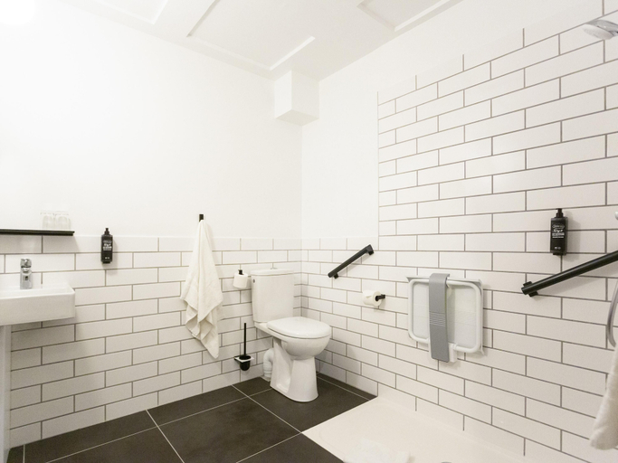 Bathroom 3, ibis Millau, Aveyron
