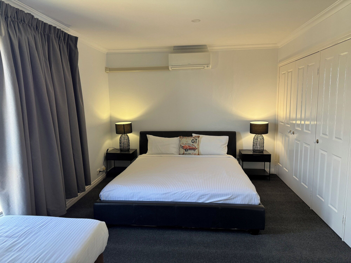 Bedroom 3, Crest Motor Inn, Queanbeyan