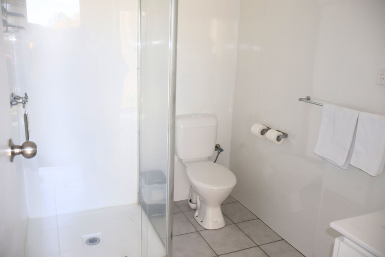 Bathroom 4, The Park Motel, Charters Towers