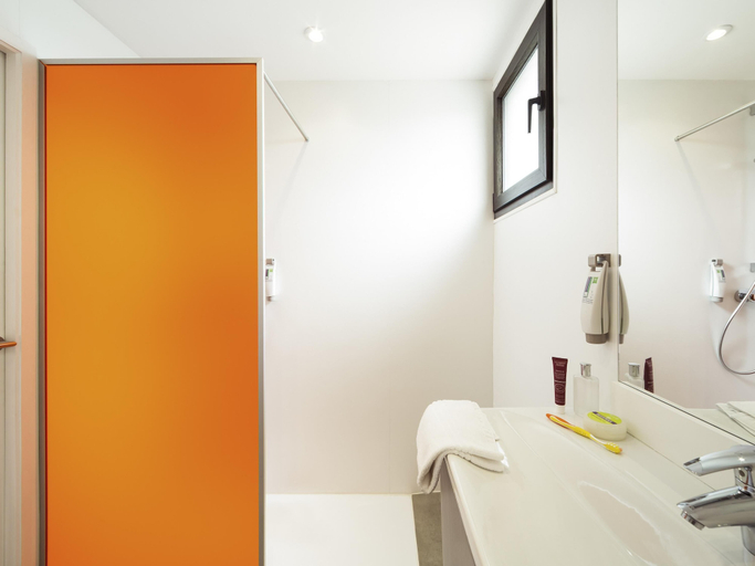 Bathroom 4, ibis Styles Niort Poitou Charentes, Deux-Sèvres