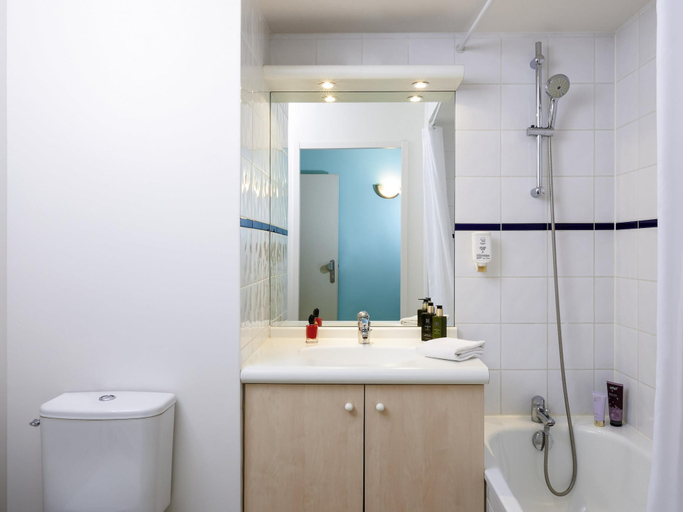 Bathroom 5, Aparthotel Adagio Access Strasbourg Illkirch, Bas-Rhin