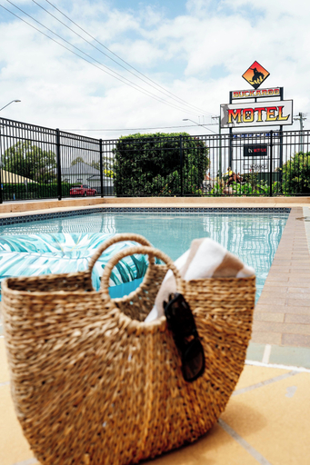 Sport & Beauty 5, Buckaroo Motor Inn, Warwick - Central