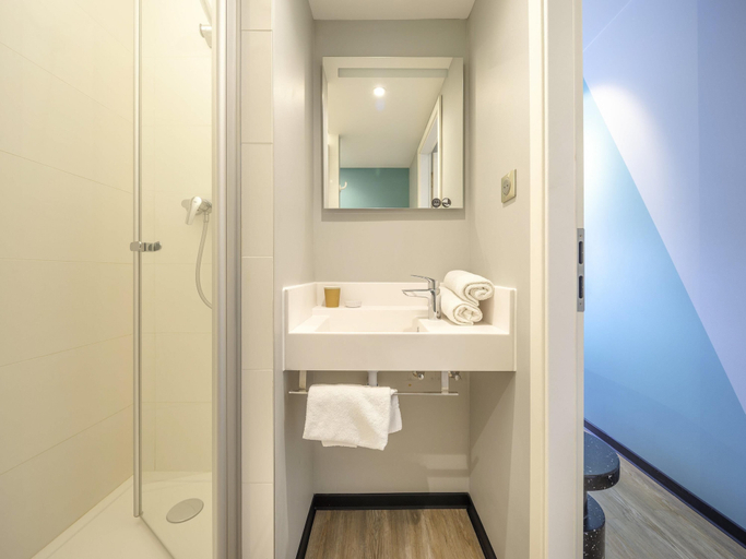 Bathroom 4, ibis budget Forbach Centre, Moselle