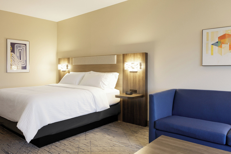 Bedroom 3, Holiday Inn Express & Suites BLOOMINGTON - NORMAL by IHG, McLean