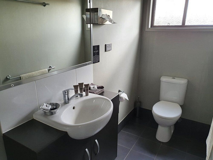 Bathroom 3, The Rocks Motel, Murweh