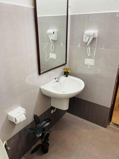 Bathroom, Myspace Holiday Inn -Ooty, The Nilgiris