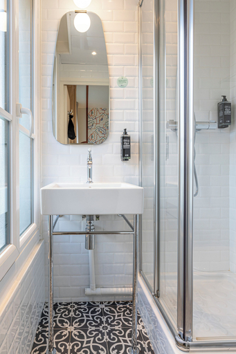 Bathroom 4, ibis Styles Paris Eiffel Cambronne, Paris
