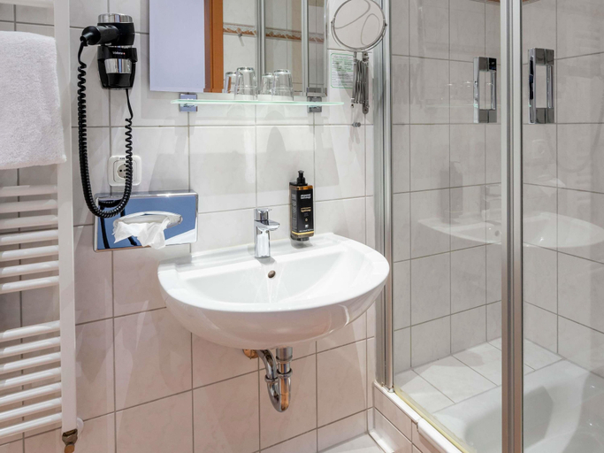 Bathroom 5, Mercure Hotel Luebeck City Center, Lübeck