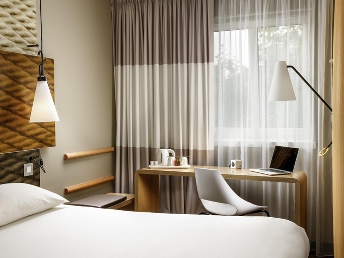 Bedroom 4, ibis London Barking, London
