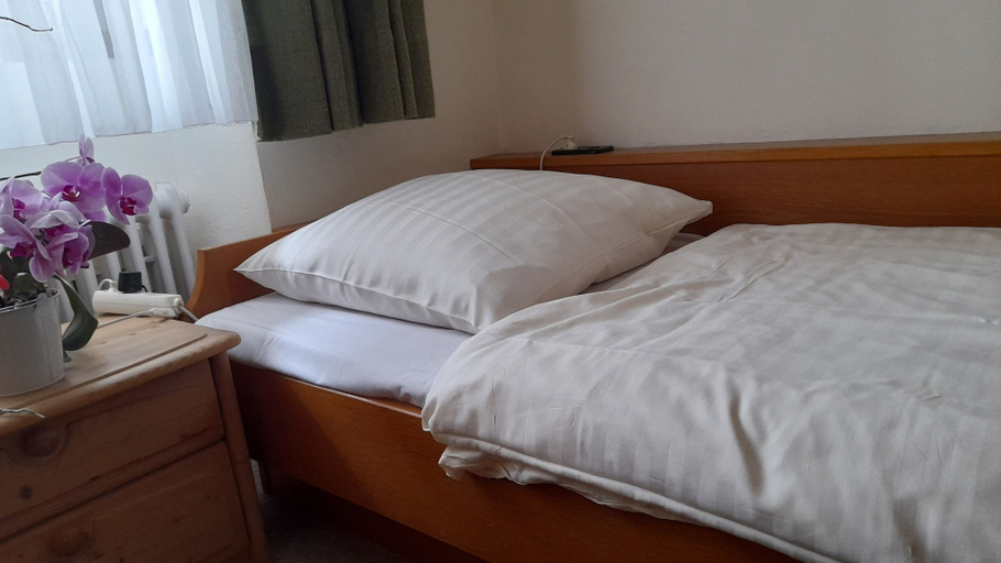 Bedroom 3, Haus Barnabas im Engel - Gasthaus Engel, Lörrach