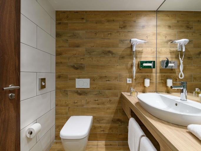 Bathroom 4, ibis Styles Aschaffenburg, Aschaffenburg