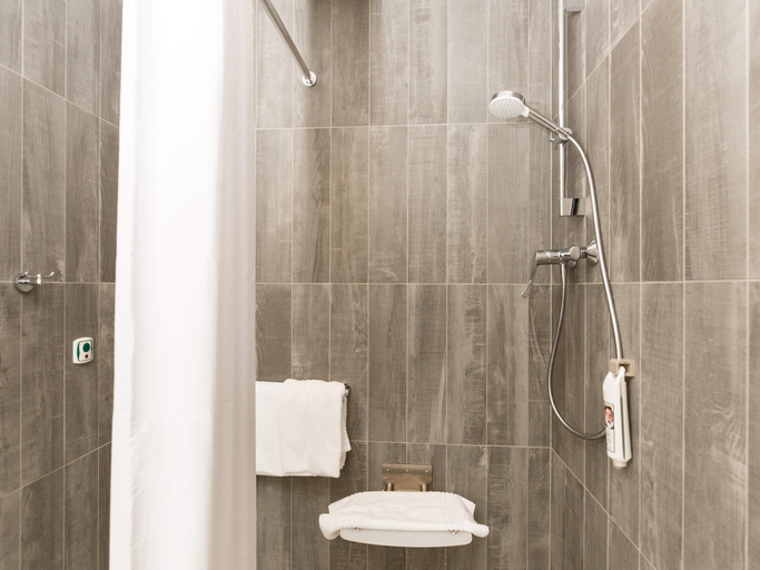 Bathroom 4, ibis Vilnius Centre, Vilniaus