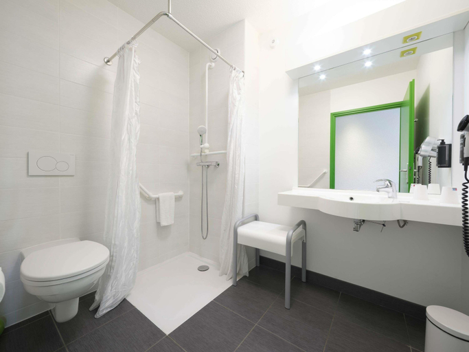 Bathroom 4, ibis Styles Sarrebourg, Moselle