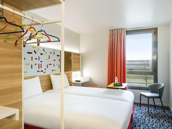 Bedroom 4, ibis Styles Guyancourt Versailles, Yvelines