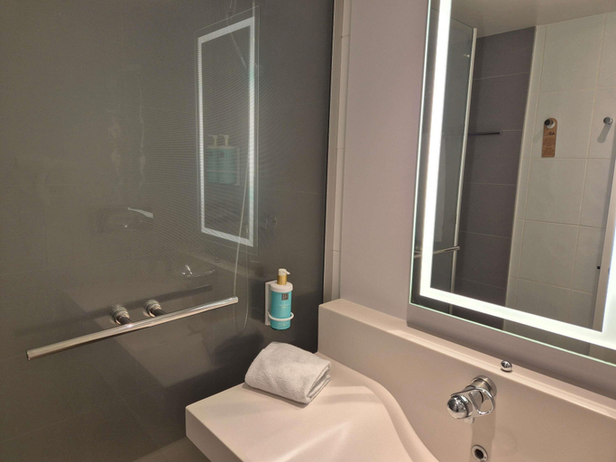 Bathroom 5, Novotel Bordeaux Centre, Gironde