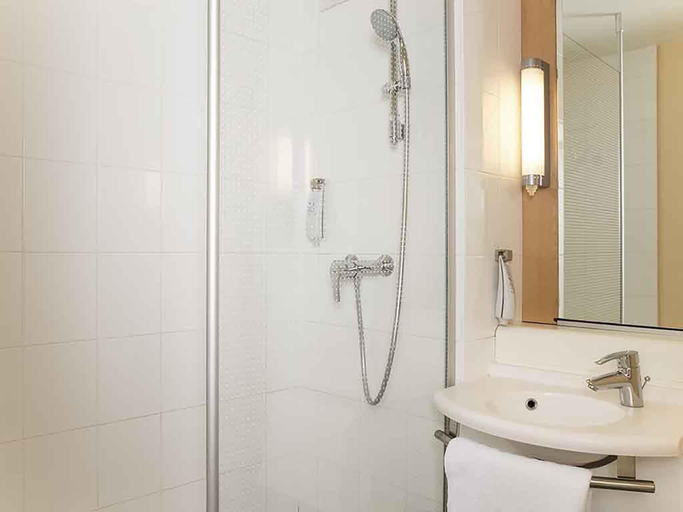 Bathroom 4, ibis Paris Issy Les Moulineaux Val de Seine, Hauts-de-Seine