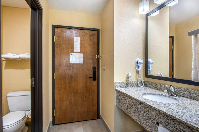 Bathroom 4, Quality Inn & Suites Brandenburg - Fort Knox, Meade