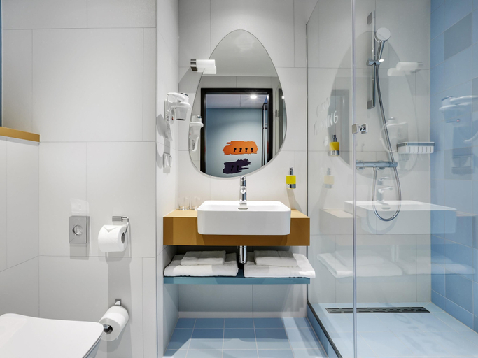 Bathroom 5, ibis Styles Krakow Centrum, Kraków City