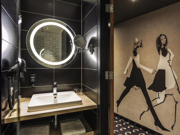 Bathroom 4, ibis Styles Arnhem Centre, Arnhem