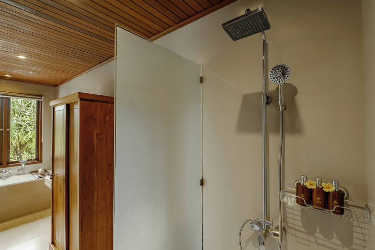 bathroom 4