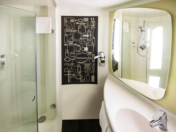 Bathroom 5, ibis Munich City West, München