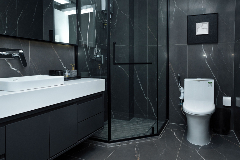 Bathroom 5, Merton Holiday Inn, Ruessei Kaev
