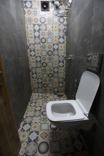 Bathroom, HappiNest - The Backpacker's Hostel, Mumbai Suburban