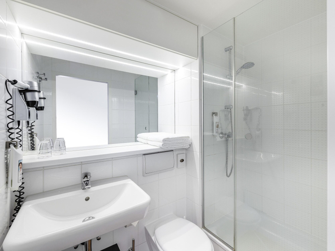 Bathroom 4, ibis Frankfurt Messe West, Frankfurt am Main