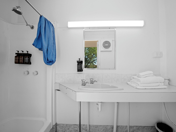 Bathroom 4, Wodonga Holiday Park, Wodonga
