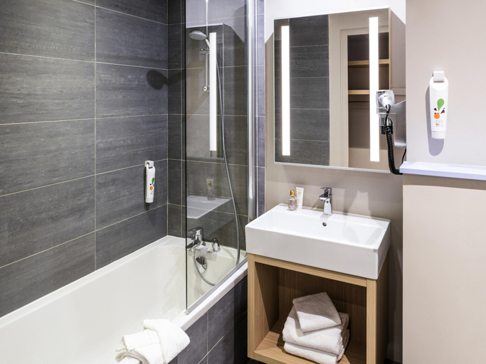Bathroom 5, ibis Styles Clamart Gare Grand Paris, Hauts-de-Seine