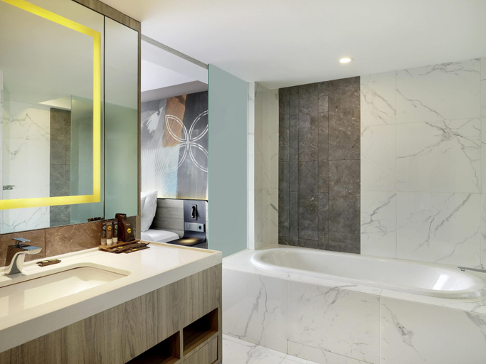 Bathroom 5, Novotel Suites Yogyakarta Malioboro, Yogyakarta