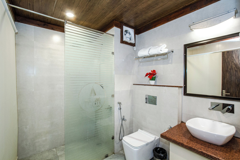 Bathroom, TRIBHAV Rohtang Heights Resort, Kullu