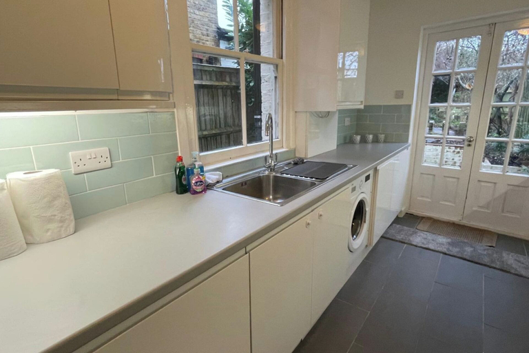 Private kitchen 2, House - Sleeps 5- Garden - Parking, Windsor and Maidenhead