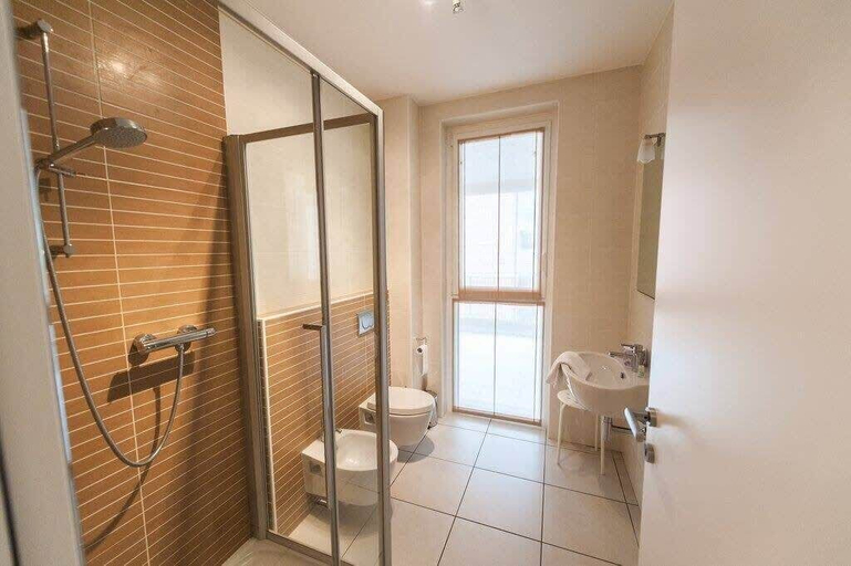 Bathroom 3, Maccagno Apartments, Varese