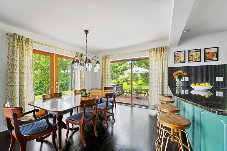 Room 3, Catskill Estate w Epic Views hot tub, Ulster