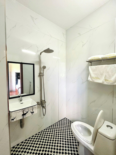 Bathroom 3, Window 2 Hotel, Kon Tum