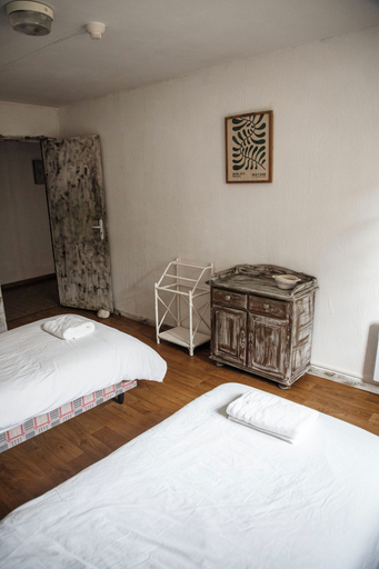 Bedroom 2, Domaine Castelnaut gîte et château, Aude