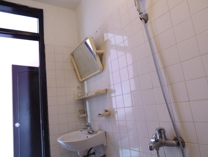 Bathroom 3, Halong Happy Hostel, Hạ Long