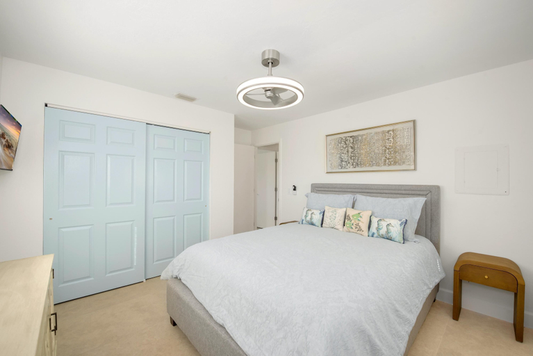 Bedroom 3, Endless Tides 2, Lee