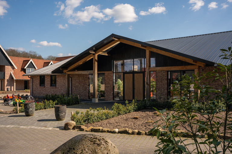 Exterior 4, Beautiful Holiday Home With hot tub, Enschede