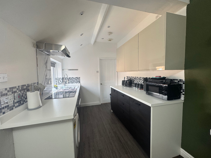 Private kitchen 4, Apt-sleeps 6-parking-ideal for Contractors-garden, Newcastle upon Tyne