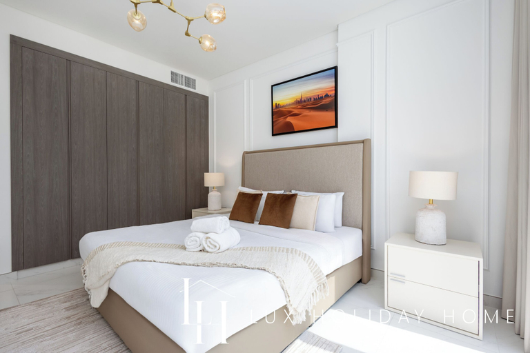 Room 2, LUX | 2BR Lagoon View – District One, 10–15 min Burj Khalifa, Dubai