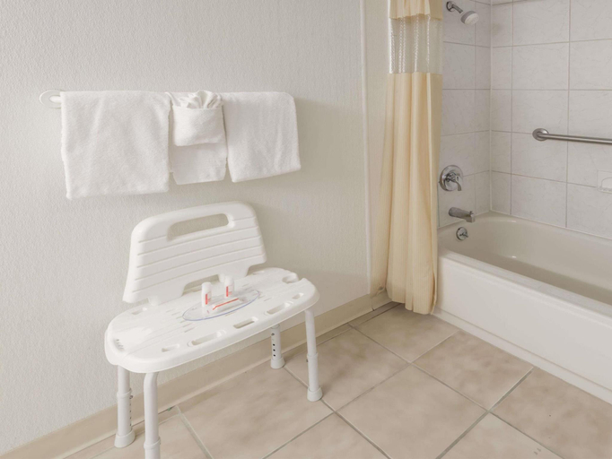 Bathroom 2, Days Inn by Wyndham Columbus North, Franklin