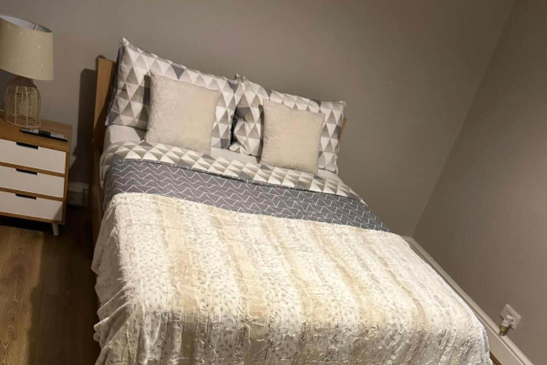 Room, 1 Bedroom Apartment - Central, Free Parking, London