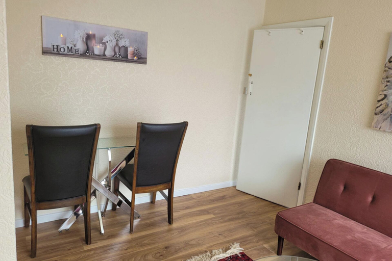 Others 4, Apartment - Sleeps 2 - Parking - Near Station, Reading