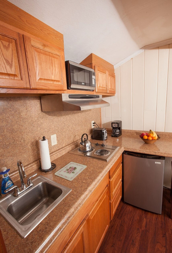 Others 5, Knotty Pine, Bennington