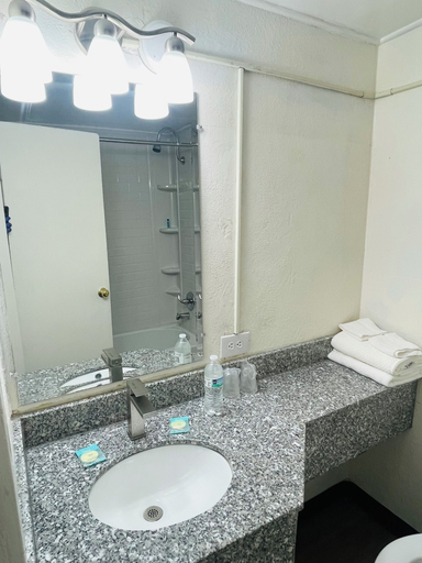 Bathroom 2, Georgianna Motel, Hall