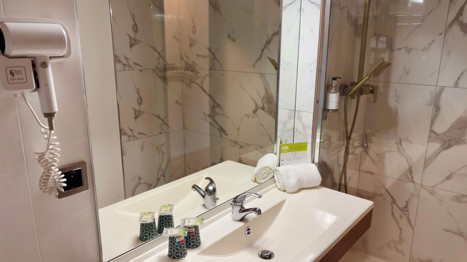 Bathroom 5, Kyriad Direct Arpajon, Essonne
