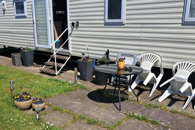 Outdoor dining, 3 Bed Caravan - Sleeps 8 - Pets - Parking - Wifi, Denbighshire