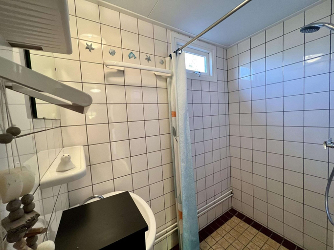 Bathroom 2, Comfortable Holiday Bungalow for 4 People, Zijpe